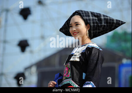 Wangmo, Chinas Provinz Guizhou. 17 Apr, 2018. Eine Frau zeigt ein Kostüm während ein Design Wettbewerb für Kostüme der Buyi ethnische Gruppe in Wangmo County, im Südwesten Chinas Provinz Guizhou, 17. April 2018. Insgesamt 71 Costume Design mit Elementen der Buyi ethnische Gruppe wurden während des Wettbewerbs angezeigt. Credit: Yang Wenbin/Xinhua/Alamy leben Nachrichten Stockfoto