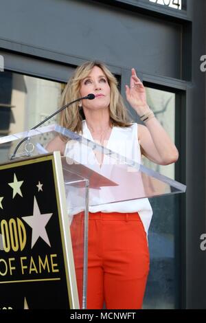 Felicity Huffman in der Induktion Zeremonie für Stern auf dem Hollywood Walk of Fame für Eva Longoria, Hollywood Boulevard, Los Angeles, CA April 16, 2018. Foto von: Priscilla Grant/Everett Collection Stockfoto