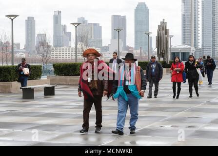Vereinten Nationen, New York, USA, 16. April 2018 - die Teilnehmer der 17. Sitzung der Vereinten Nationen ständige Forum für indigene Fragen heute auf das UN-Hauptquartier in New York City. Foto: Luiz Rampelotto/EuropaNewswire | Verwendung weltweit Stockfoto
