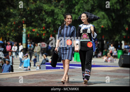 Wangmo, Chinas Provinz Guizhou. 17 Apr, 2018. Frauen zeigen Kostüme bei einem Wettbewerb für Kostüme der Buyi ethnische Gruppe in Wangmo County, im Südwesten Chinas Provinz Guizhou, 17. April 2018. Insgesamt 71 Costume Design mit Elementen der Buyi ethnische Gruppe wurden während des Wettbewerbs angezeigt. Credit: Yang Wenbin/Xinhua/Alamy leben Nachrichten Stockfoto