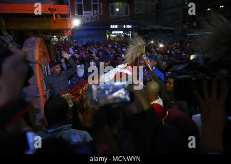 Kathmandu, Nepal. 17 Apr, 2018. Priester tragen das Idol der Gott des Regens, Rato Machindranath in dem Wagen der Gottheit für das kommende Festival in Kathmandu, Nepal am Dienstag, 17. April 2018 gestellt werden. Credit: Skanda Gautam/ZUMA Draht/Alamy leben Nachrichten Stockfoto