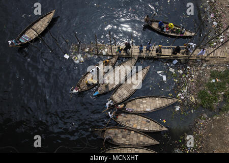 Dhaka, Bangladesch. 17 Apr, 2018. DHAKA, BANGLADESCH - 17. April: Bangladesch Pendler nutzen Boote die Buriganga Fluss in Dhaka, Bangladesch am 17. April 2018. Die chemische Abfälle von Mühlen und Fabriken, Hausmüll schließlich macht seinen Weg in die buriganga Fluss, der betrachtet wird, Dhaka von Lifeline. Tausende von Menschen sind abhängig von den Fluss täglich zum Baden, Wäsche waschen, zur Bewässerung von Essen und Transport von Gütern. Der Fluss hat extreme Biodiversität Verlust erlitten und ist jetzt schwarz. Eine große Landstrich der Buriganga Flusses, der die Lebensader der Hauptstadt, Stockfoto