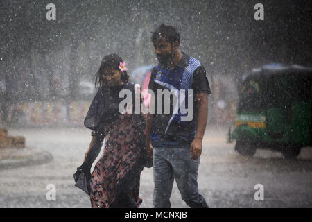 Dhaka, Bangladesch. 17 Apr, 2018. DHAKA, BANGLADESCH - April 17: die Menschen auf der Straße bei plötzlichem Regen in Dhaka, Bangladesch am 17. April 2018. Credit: Zakir Hossain Chowdhury/ZUMA Draht/Alamy leben Nachrichten Stockfoto