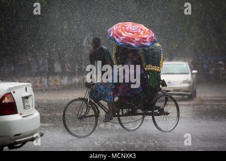 Dhaka, Bangladesch. 17 Apr, 2018. DHAKA, BANGLADESCH - April 17: die Menschen auf der Straße bei plötzlichem Regen in Dhaka, Bangladesch am 17. April 2018. Credit: Zakir Hossain Chowdhury/ZUMA Draht/Alamy leben Nachrichten Stockfoto