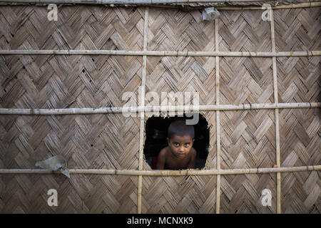 Dhaka, Bangladesch. 17 Apr, 2018. DHAKA, BANGLADESCH - 17. April: ein Kind von einem Ziegel Arbeiter schaut aus dem Fenster in der Nähe von einem Ziegelstein Feld in Dhaka, Bangladesch am 17. April 2018. Credit: Zakir Hossain Chowdhury/ZUMA Draht/Alamy leben Nachrichten Stockfoto