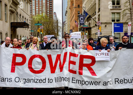 Philadelphia, USA. 16 Apr, 2018. Nach dem umstrittenen Verhaftungen von zwei schwarze Männer in ein Starbucks in Philadelphia, Dutzende Demonstranten wieder saß in der Forderung der multinationalen Kette Verantwortung für rassistische Praktiken zu nehmen und einen Beitrag zu der polizeilichen Überwachung von schwarzen und braunen Menschen in den Vereinigten Staaten. Quelle: Christopher Evens/Alamy leben Nachrichten Stockfoto