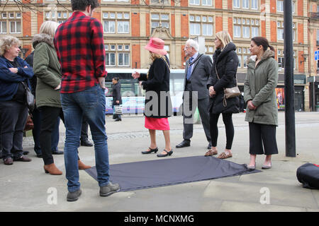 Peace Gardens, Sheffield, UK. 17. April 2018. Herr Bürgermeister von Sheffield, Ratsmitglied Anne Murphy. Plakette enthüllt in der Peace Gardens in Sheffield die Gründung der nationalen Markt Traders' Föderation zu markieren. Credit: Alamy leben Nachrichten Stockfoto