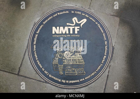Peace Gardens, Sheffield, UK. 17. April 2018. Plakette enthüllt in der Peace Gardens in Sheffield die Gründung der nationalen Markt Traders' Föderation zu markieren. Credit: Alamy leben Nachrichten Stockfoto