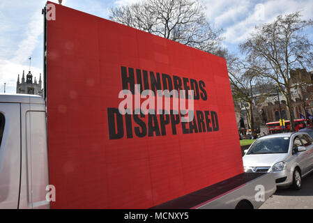 Parliament Square, London, UK. 17. April 2018. Eine van fährt um den Parliament Square über die in Bangladesch verschwunden protestieren. Stockfoto