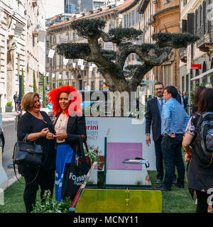 Mailand, Italien - 17. April 2018: Mailand ist Gastgeber der Internationalen Möbel- und Designmesse (Salone del Mobile), wo Designer, Architekten, Politiker, Redakteure und Enthusiasten Umfrage die neuesten Möbel, Beleuchtung, Dekoration, und mehr Kredit: Alexandre Rotenberg/Alamy leben Nachrichten Stockfoto