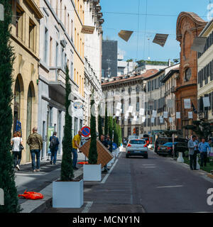 Mailand, Italien - 17. April 2018: Mailand ist Gastgeber der Internationalen Möbel- und Designmesse (Salone del Mobile), wo Designer, Architekten, Politiker, Redakteure und Enthusiasten Umfrage die neuesten Möbel, Beleuchtung, Dekoration, und mehr Kredit: Alexandre Rotenberg/Alamy leben Nachrichten Stockfoto