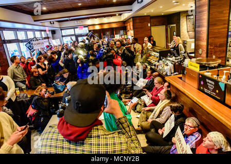 Philadelphia, USA. 16 Apr, 2018. Nach dem umstrittenen Verhaftungen von zwei schwarze Männer in ein Starbucks in Philadelphia, Dutzende Demonstranten wieder saß in der Forderung der multinationalen Kette Verantwortung für rassistische Praktiken zu nehmen und einen Beitrag zu der polizeilichen Überwachung von schwarzen und braunen Menschen in den Vereinigten Staaten. Quelle: Christopher Evens/Alamy leben Nachrichten Stockfoto