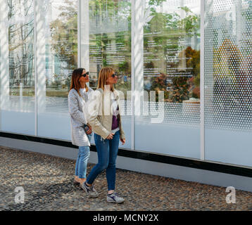 Mailand, Italien - 17. April 2018: Mailand ist Gastgeber der Internationalen Möbel- und Designmesse (Salone del Mobile), wo Designer, Architekten, Politiker, Redakteure und Enthusiasten Umfrage die neuesten Möbel, Beleuchtung, Dekoration, und mehr Kredit: Alexandre Rotenberg/Alamy leben Nachrichten Stockfoto