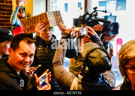 Philadelphia, USA. 16 Apr, 2018. Nach dem umstrittenen Verhaftungen von zwei schwarze Männer in ein Starbucks in Philadelphia, Dutzende Demonstranten wieder saß in der Forderung der multinationalen Kette Verantwortung für rassistische Praktiken zu nehmen und einen Beitrag zu der polizeilichen Überwachung von schwarzen und braunen Menschen in den Vereinigten Staaten. Quelle: Christopher Evens/Alamy leben Nachrichten Stockfoto