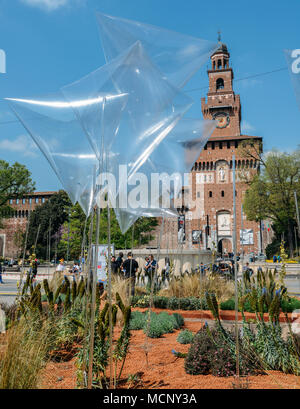 Mailand, Italien - 17. April 2018: Mailand ist Gastgeber der Internationalen Möbel- und Designmesse (Salone del Mobile), wo Designer, Architekten, Politiker, Redakteure und Enthusiasten Umfrage die neuesten Möbel, Beleuchtung, Dekoration, und mehr Kredit: Alexandre Rotenberg/Alamy leben Nachrichten Stockfoto