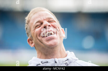 Eingereicht - 10 März 2018, Deutschland, Bochum, Fußball 2. Bundesliga, VfL Bochum bs Holstein Kiel am Vonovia Ruhrstadion. Kiel Trainer Markus Anfang Lachen vor dem Kick-off. Markus Anfang von Holstein Kiel ist der Trainer der 1. FC Köln nächste Saison. Foto: Guido Kirchner/dpa Stockfoto