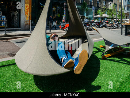 Mailand, Italien - 17. April 2018: Mailand ist Gastgeber der Internationalen Möbel- und Designmesse (Salone del Mobile), wo Designer, Architekten, Politiker, Redakteure und Enthusiasten Umfrage die neuesten Möbel, Beleuchtung, Dekoration, und mehr Kredit: Alexandre Rotenberg/Alamy leben Nachrichten Stockfoto