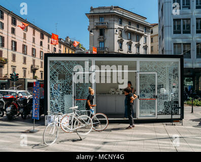 Mailand, Italien - 17. April 2018: Mailand ist Gastgeber der Internationalen Möbel- und Designmesse (Salone del Mobile), wo Designer, Architekten, Politiker, Redakteure und Enthusiasten Umfrage die neuesten Möbel, Beleuchtung, Dekoration, und mehr Kredit: Alexandre Rotenberg/Alamy leben Nachrichten Stockfoto