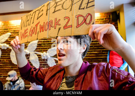 Philadelphia, USA. 16 Apr, 2018. Nach dem umstrittenen Verhaftungen von zwei schwarze Männer in ein Starbucks in Philadelphia, Dutzende Demonstranten wieder saß in der Forderung der multinationalen Kette Verantwortung für rassistische Praktiken zu nehmen und einen Beitrag zu der polizeilichen Überwachung von schwarzen und braunen Menschen in den Vereinigten Staaten. Quelle: Christopher Evens/Alamy leben Nachrichten Stockfoto