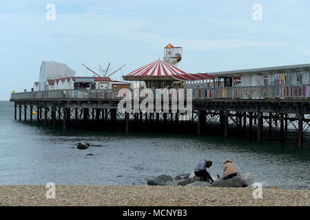 Herne Bay, Kent. 17 Apr, 2018. UK Wetter: Menschen den Beginn eines warmen Zauber des Frühlings Wetter in Herne Bay Kent 17 April 2018 Kredit genießen: MARTIN DALTON/Alamy leben Nachrichten Stockfoto