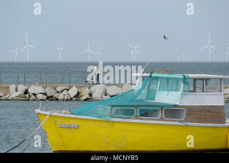 Herne Bay, Kent. 17 Apr, 2018. UK Wetter: Menschen den Beginn eines warmen Zauber des Frühlings Wetter in Herne Bay Kent 17 April 2018 Kredit genießen: MARTIN DALTON/Alamy leben Nachrichten Stockfoto