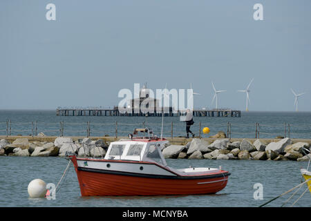 Herne Bay, Kent. 17 Apr, 2018. UK Wetter: Menschen den Beginn eines warmen Zauber des Frühlings Wetter in Herne Bay Kent 17 April 2018 Kredit genießen: MARTIN DALTON/Alamy leben Nachrichten Stockfoto