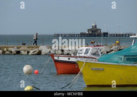 Herne Bay, Kent. 17 Apr, 2018. UK Wetter: Menschen den Beginn eines warmen Zauber des Frühlings Wetter in Herne Bay Kent 17 April 2018 Kredit genießen: MARTIN DALTON/Alamy leben Nachrichten Stockfoto