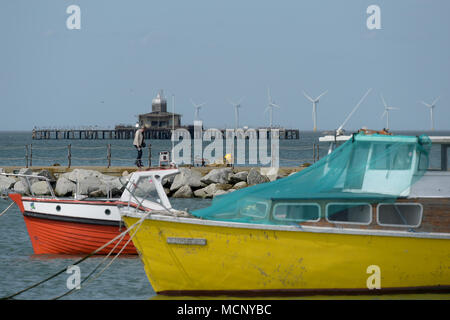 Herne Bay, Kent. 17 Apr, 2018. UK Wetter: Menschen den Beginn eines warmen Zauber des Frühlings Wetter in Herne Bay Kent 17 April 2018 Kredit genießen: MARTIN DALTON/Alamy leben Nachrichten Stockfoto