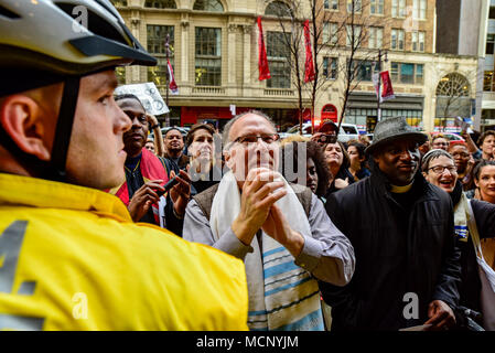 Philadelphia, USA. 16 Apr, 2018. Nach dem umstrittenen Verhaftungen von zwei schwarze Männer in ein Starbucks in Philadelphia, Dutzende Demonstranten wieder saß in der Forderung der multinationalen Kette Verantwortung für rassistische Praktiken zu nehmen und einen Beitrag zu der polizeilichen Überwachung von schwarzen und braunen Menschen in den Vereinigten Staaten. Quelle: Christopher Evens/Alamy leben Nachrichten Stockfoto