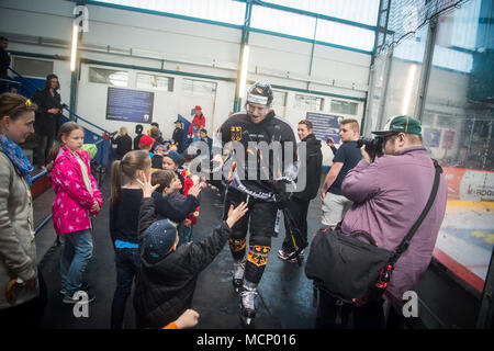 17 April 2018, Deutschland, Berlin: Björn Krupp wird von jungen Fans auf dem Weg zum Eis begrüßt. Die deutsche Eishockeynationalmannschaft ist bei der Eishockey Arena im Wellblechpalast prepareation für ihr Spiel gegen Frankreich am 21. April. Foto: Arne Bänsch/dpa Stockfoto