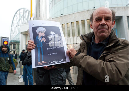 Birmingham, Großbritannien. 17. April 2018. Ein Allgemein top Protest der Krieg findet zwischen dem 13. und 17. April 2018. Die Aktivisten sammeln an der Stierkampfarena in Birmingham gegen die Raketenangriffe durch Großbritannien, Frankreich und den USA gegen den souveränen Staat Syrien zu protestieren, und es ist legitim, demokratisch gewählter Präsident Baschar al-Assad, der unter dem Vorwand der angeblichen chemischen Waffe benutzen. Credit: Graham M. Lawrence/Alamy leben Nachrichten Stockfoto