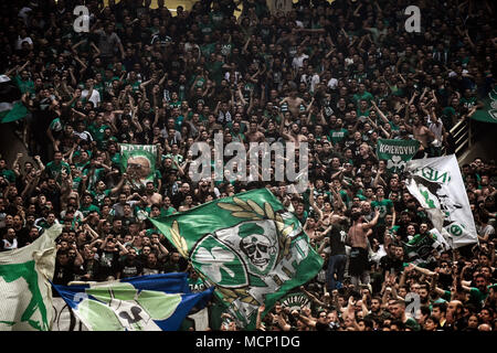 Athen, Griechenland. 17 Apr, 2018. 17. April 2018, Griechenland, Athen: Basketball Euroleague, Panathinaikos Athen vs Real Madrid: Panathinaikos Fans. Credit: Angelos Tzortzinis/dpa/Alamy leben Nachrichten Stockfoto