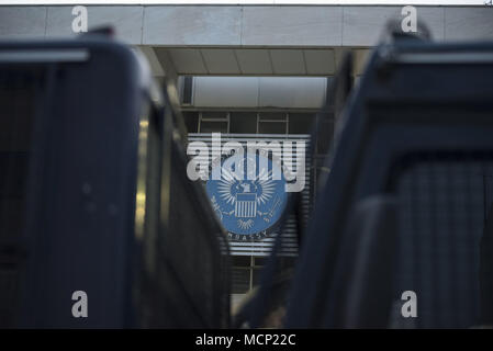 Athen, Griechenland. 17 Apr, 2018. Zehntausende von Polizei Transporter mit denen der Amerikanischen Botschaft. Tausende, Abgeordnete der Kommunistischen Partei Griechenlands sowie anderen linken Parteien an die Amerikanische Botschaft marschierten protestieren in den letzten US-geführten Angriffe auf Syrien. Credit: Nikolas Georgiou/ZUMA Draht/Alamy leben Nachrichten Stockfoto