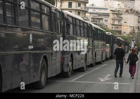 Athen, Griechenland. 17 Apr, 2018. Zehntausende von Polizei Transporter mit denen der Amerikanischen Botschaft. Tausende, Abgeordnete der Kommunistischen Partei Griechenlands sowie anderen linken Parteien an die Amerikanische Botschaft marschierten protestieren in den letzten US-geführten Angriffe auf Syrien. Credit: Nikolas Georgiou/ZUMA Draht/Alamy leben Nachrichten Stockfoto