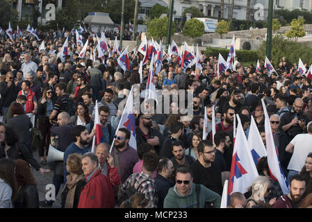 Athen, Griechenland. 17 Apr, 2018. Die Demonstranten halten Sie Banner und Shout Slogans gegen Trumpf, Mai und Längestrich. Tausende, Abgeordnete der Kommunistischen Partei Griechenlands sowie anderen linken Parteien an die Amerikanische Botschaft marschierten protestieren in den letzten US-geführten Angriffe auf Syrien. Credit: Nikolas Georgiou/ZUMA Draht/Alamy leben Nachrichten Stockfoto