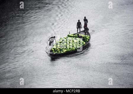 Dhaka, Bangladesch. 17 Apr, 2018. Wassermelonen Transport Boot Angriff von plötzlichen Regen in den Fluss an burigonga sadarghat, Dhaka, Bangladesch am 17. April 2018. Credit: Jahangir Alam Onuchcha/Alamy leben Nachrichten Stockfoto