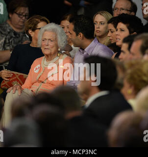 Datei: 17 Apr, 2018. Ehemalige First Lady Barbara Bush 1925 - 2018. Foto: Miami, USA. 15 Jun, 2015. Der ehemalige Gouverneur von Florida, Jeb Bush auf der Bühne seine Kandidatur für die republikanische Präsidentschaftskandidatur 2016 in Miami Dade College - Kendall Campus Theodore Gibson Health Center (Gymnasium) Juni 15, 2015 in Miami, Florida verkünden. Credit: Stürme Media Group/Alamy leben Nachrichten Stockfoto