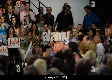 Datei: 17 Apr, 2018. Ehemalige First Lady Barbara Bush 1925 - 2018. Foto: Miami, USA. 15 Jun, 2015. Der ehemalige Gouverneur von Florida, Jeb Bush auf der Bühne seine Kandidatur für die republikanische Präsidentschaftskandidatur 2016 in Miami Dade College - Kendall Campus Theodore Gibson Health Center (Gymnasium) Juni 15, 2015 in Miami, Florida verkünden. Credit: Stürme Media Group/Alamy leben Nachrichten Stockfoto