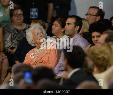 Datei: 17 Apr, 2018. Ehemalige First Lady Barbara Bush 1925 - 2018. Foto: Miami, USA. 15 Jun, 2015. Der ehemalige Gouverneur von Florida, Jeb Bush auf der Bühne seine Kandidatur für die republikanische Präsidentschaftskandidatur 2016 in Miami Dade College - Kendall Campus Theodore Gibson Health Center (Gymnasium) Juni 15, 2015 in Miami, Florida verkünden. Personen: Barbara Bush, George S. Credit: Stürme Media Group/Alamy leben Nachrichten Stockfoto