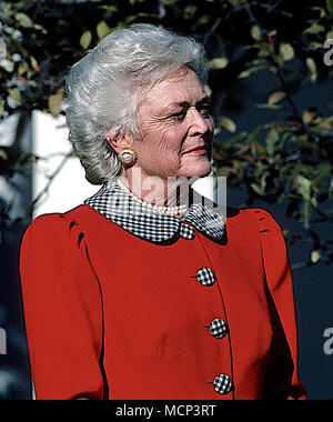 *** Datei PHOO *** BARBARA BUSH HAT VERSTORBEN (1925-2018) Washington, DC., USA, November 30, 1989 Barbara Bush hört ihr Mann Preident George H.W. Bush sprechen während der Zeremonie im Rosengarten des Weißen Hauses. Credit: Mark Reinstein/MediaPunch Stockfoto