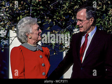 *** Datei PHOO *** BARBARA BUSH HAT VERSTORBEN (1925-2018) Washington, DC., USA, November 30, 1989 Präsident George H.W. Bush und seiner Frau Barbara im Rosengarten des Weißen Hauses. Credit: Mark Reinstein/MediaPunch Stockfoto