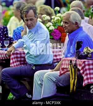 *** Datei PHOO *** BARBARA BUSH HAT VERSTORBEN (1925-2018) Washington, DC., USA, 26. Juni 1990 Präsident George H.W. Bush und die erste Dame Barbara Bush Gastgeber der jährlichen White House Grill für Mitglieder des Kongresses auf der South Lawn. Credit: Mark Reinstein/MediaPunch Stockfoto