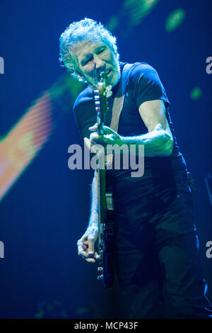 Mailand Italien. 17. April 2018. Der englische Sänger, Songschreiber und Musiker ROGER WATERS führt live auf der Bühne des Mediolanum Forum während des 'Uns + Sie Tour 2018 "Credit: Rodolfo Sassano/Alamy leben Nachrichten Stockfoto