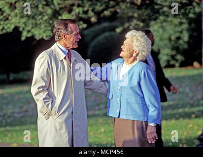 *** Datei PHOO *** BARBARA BUSH HAT VERSTORBEN (1925-2018) Präsidenten der Vereinigten Staaten George H.W. Bush Umarmungen First Lady Barbara Bush, wie er fährt im Süden Rasen des Weißen Hauses in Washington, DC am Freitag, 23. Oktober 1992. Credit: Ron Sachs/CNP/MediaPunch Stockfoto