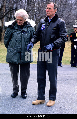 *** Datei PHOO *** BARBARA BUSH HAT VERSTORBEN (1925-2018) Präsidenten der Vereinigten Staaten George H.W. Bush und die erste Dame Barbara Bush erwarten die Ankunft von Bundeskanzler Helmut Kohl von der Bundesrepublik Deutschland und seine Frau auf Camp David, den Presidential Retreat in der Nähe von Guymon, Maryland am 24. Februar 1990. Credit: Ron Sachs/CNP/MediaPunch Stockfoto