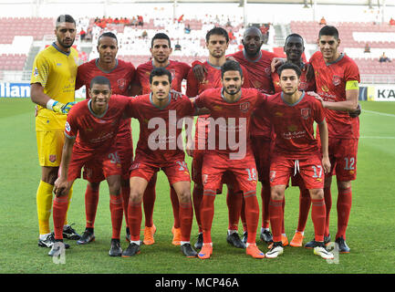 Doha, Katar. 17 Apr, 2018. AL Duhail SC Spieler posieren für ein Foto des Teams vor der AFC Champions League Gruppe B Fußballspiel zwischen Katar und den VEREINIGTEN ARABISCHEN EMIRATEN AL Duhail SC's Al Wahda FSCC an Abdullah Bin Khalifa Stadion in Doha, Katar, 17. April 2018. Al Duhail gewann 1:0. Credit: Nikku/Xinhua/Alamy leben Nachrichten Stockfoto