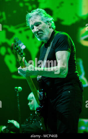 Mailand Italien. 17. April 2018. Der englische Sänger, Songschreiber und Musiker ROGER WATERS führt live auf der Bühne des Mediolanum Forum während des 'Uns + Sie Tour 2018 "Credit: Rodolfo Sassano/Alamy leben Nachrichten Stockfoto