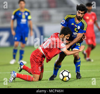 Doha, Katar. 17 Apr, 2018. Nasser Al Yeziden (L) von Al Duhail SC MIAS für den Ball mit Nassir Abdelhadi von Al Wahda FSCC während der AFC Champions League Gruppe B Fußballspiel zwischen Katar und den VEREINIGTEN ARABISCHEN EMIRATEN AL Duhail SC's Al Wahda FSCC an Abdullah Bin Khalifa Stadion in Doha, Katar, 17. April 2018. Al Duhail gewann 1:0. Credit: Nikku/Xinhua/Alamy leben Nachrichten Stockfoto