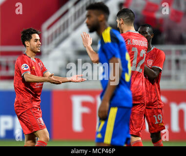 Doha, Katar. 17 Apr, 2018. Abdelrahman Fahmi (L) von Al Duhail SC feiert, nachdem das erste Tor gegen UAE's Al Wahda FSCC während der AFC Champions League Gruppe B Fußballspiel zwischen Katar und den VEREINIGTEN ARABISCHEN EMIRATEN AL Duhail SC's Al Wahda FSCC an Abdullah Bin Khalifa Stadion in Doha, Katar, 17. April 2018. Al Duhail gewann 1:0. Credit: Nikku/Xinhua/Alamy leben Nachrichten Stockfoto