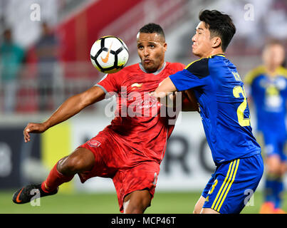 Doha, Katar. 17 Apr, 2018. Youssef El-Arabi (L) von Al Duhail SC MIAS für die Kugel mit Rim Chang-Woo von Al Wahda FSCC während der AFC Champions League Gruppe B Fußballspiel zwischen Katar und den VEREINIGTEN ARABISCHEN EMIRATEN AL Duhail SC's Al Wahda FSCC an Abdullah Bin Khalifa Stadion in Doha, Katar, 17. April 2018. Al Duhail gewann 1:0. Credit: Nikku/Xinhua/Alamy leben Nachrichten Stockfoto